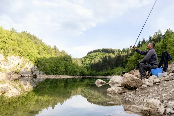 Suyun kenarındaki balıkçılar. Hafta sonu aktiviteleri. Peyzaj fotoğrafı