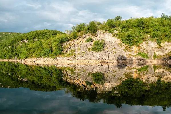 Doğada güzel, huzurlu bir yer. Dağlar ve tatlı su.