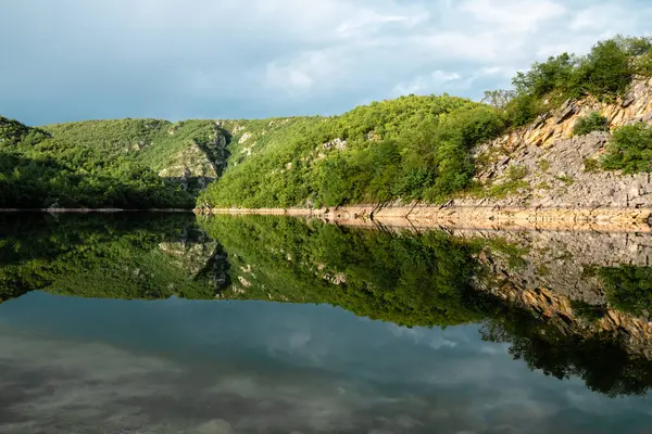 Doğada güzel, huzurlu bir yer. Dağlar, ağaçlar ve tatlı su.