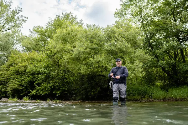 Erkekler nehir kenarında balık tutmayı sever. Doğadaki hobi