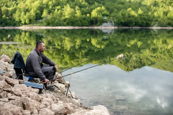 Balıkçılar olta tutuyor. Doğada yaz. Hafta sonu aktiviteleri