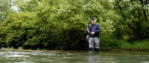 Erkekler nehir kenarında balık tutmayı sever. Doğadaki hobi