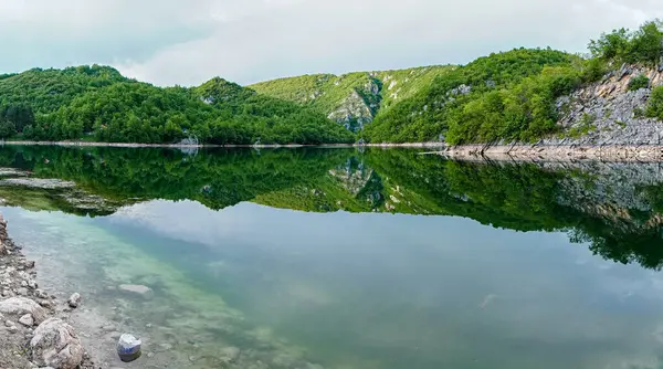 Doğada güzel, huzurlu bir yer. Temiz, taze su ile.