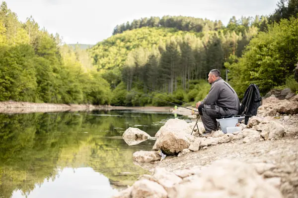 Güneşli bir günde doğada açık havada balık tutmak. Yaz zamanı. Sakin sahne