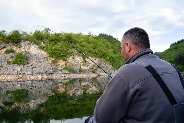 Güneşli bir günde doğada balık tutmak. Yaz tatili. Sakin sahne
