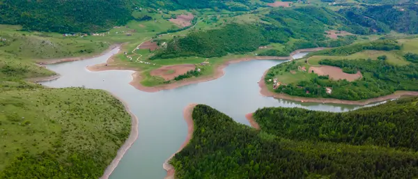 Dağdaki huzurlu bir yerin havadan çekilmiş fotoğrafı. Sakin bir sahne. Drone fotoğrafçılığı