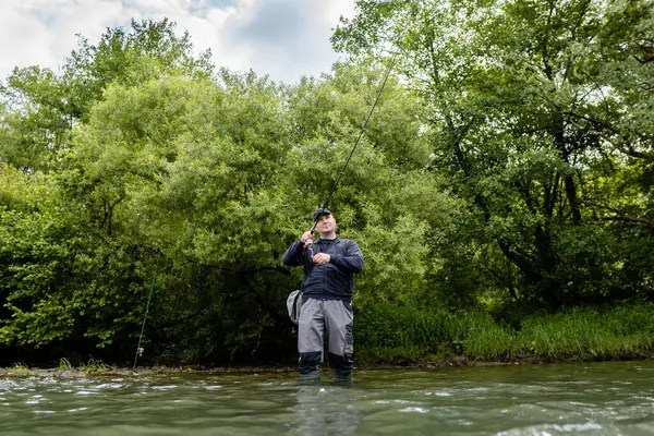 Erkekler nehir kenarında balık tutmayı sever. Hafta sonu etkinliği