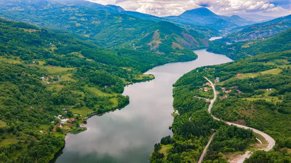 Nehir ve dağların panoramik fotoğrafı. Temiz hava ve temiz su ile güzel, huzurlu bir yer.