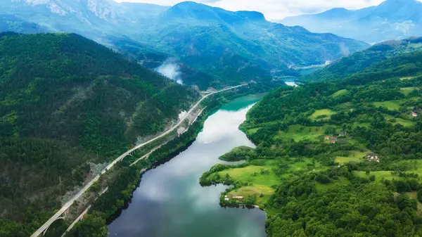 Nehir ve dağların panoramik fotoğrafı. Temiz hava ve temiz su ile güzel, huzurlu bir yer.