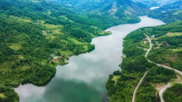 Nehir ve dağların panoramik fotoğrafı. Temiz hava ve temiz su ile güzel, huzurlu bir yer.