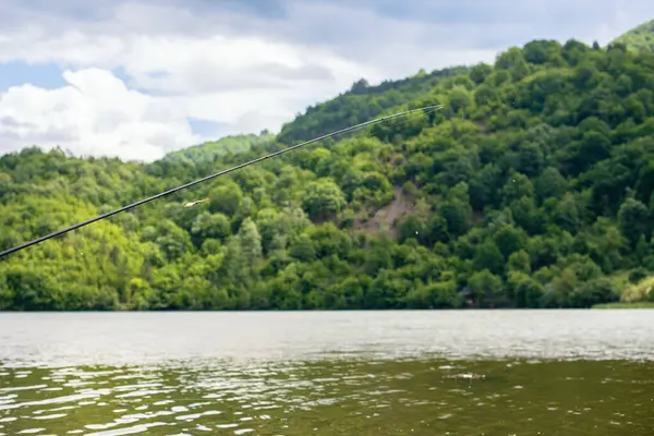 Nehir ve dağların fotoğrafı. Temiz hava ve temiz su ile güzel, huzurlu bir yer.
