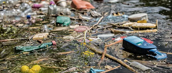 Nehir çeşitli çöp ve çöplerle kirlenmiş.