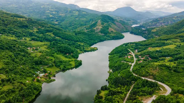 Temiz hava ve temiz su ile güzel, huzurlu bir yer. Yaz zamanı. Kentsel olmayan manzara