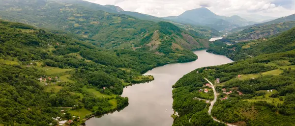 Temiz hava ve temiz su ile güzel, huzurlu bir yer. Yaz zamanı. Hava görünümü