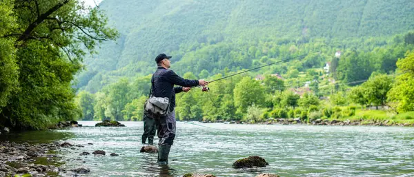 Doğadaki balıkçılar. Nehirde balık tutmak