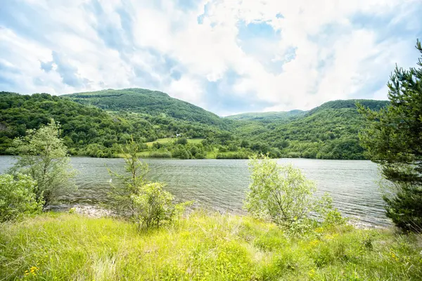 Güneşli bir günde nehrin fotoğrafı. Güzel, huzurlu varış yeri dağda