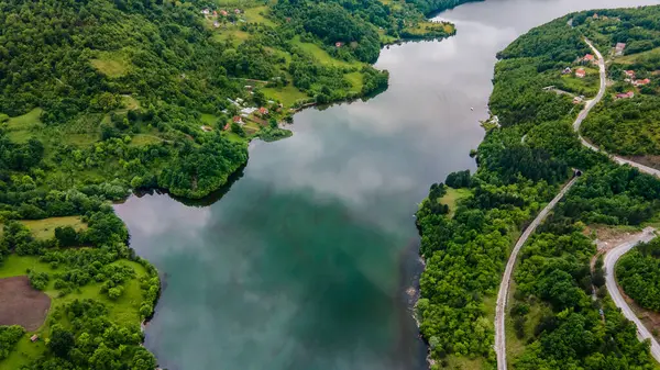 Güneşli bir günde nehrin fotoğrafı. Güzel, huzurlu bir yer.