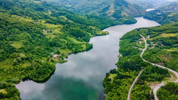 Nehir ve dağların panoramik fotoğrafı. Temiz hava ve temiz su ile güzel, huzurlu bir yer.