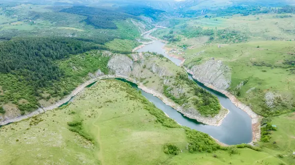 Temiz su ve çayır manzaralı. Drone fotoğrafı. Güzel doğa.