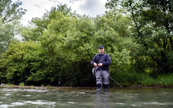 Erkekler nehir kenarında balık tutmayı sever. Hafta sonu etkinliği
