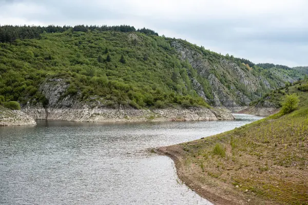 Temiz su ve bir dağ. Manzara fotoğrafı. Güzel doğa.