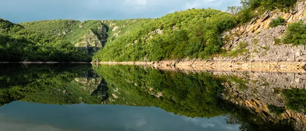 Doğada güzel, huzurlu bir yer. Dağlar, ağaçlar ve tatlı su.