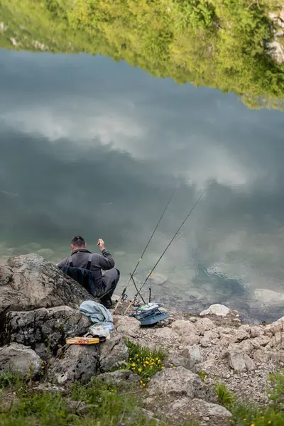 Dağlar ve tatlı su. Manzara fotoğrafı. Sakin sahne