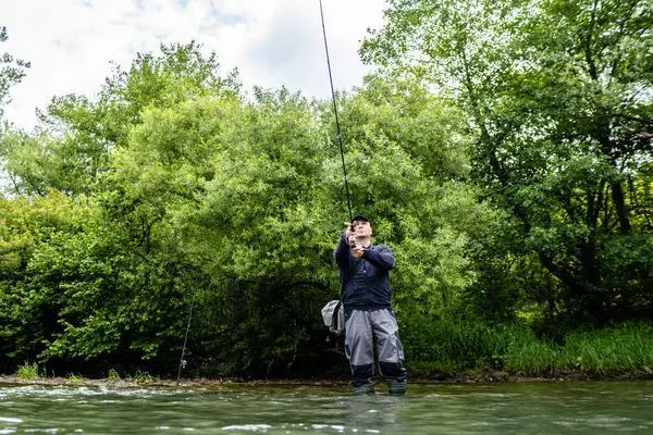 Erkekler nehir kenarında balık tutmayı sever. Doğadaki hobi