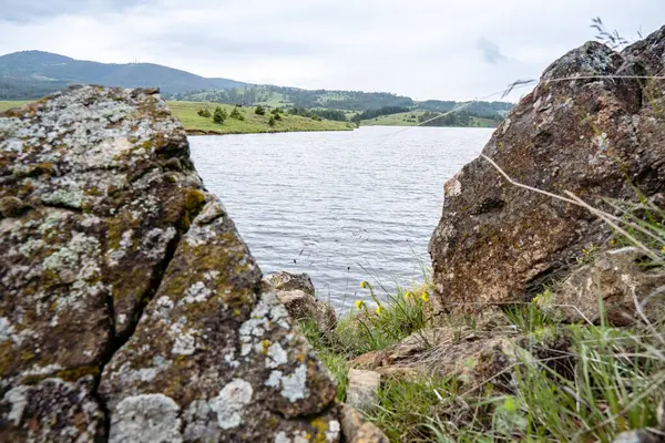 Nehir ve taş. Kentsel olmayan bir yer. Güzel doğa.