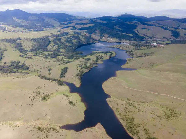 Temiz suyun ve dağların havadan görünüşü. Drone fotoğrafı. Güzel doğa.