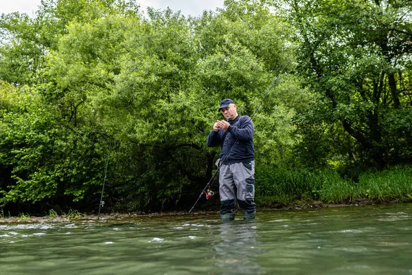 Erkekler nehir kenarında balık tutmayı sever. Hafta sonu etkinliği