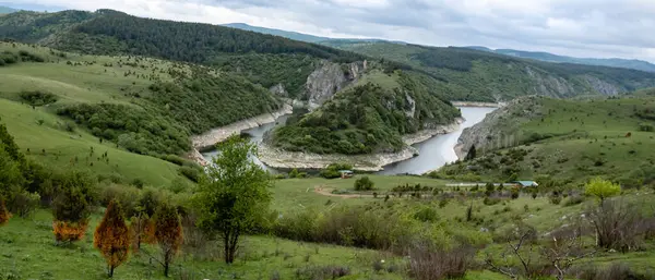 Güneşli bir günde bir nehrin ve dağların manzara fotoğrafı. Doğada Hafta Sonu