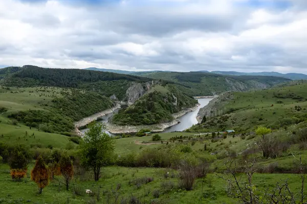 Güneşli bir günde bir nehrin ve dağların manzara fotoğrafı. Doğada Hafta Sonu