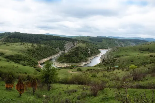 Güneşli bir günde bir nehrin ve dağların manzara fotoğrafı. Doğada Hafta Sonu