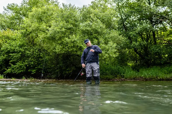 Erkekler nehir kenarında balık tutmayı sever. Hafta sonu etkinliği