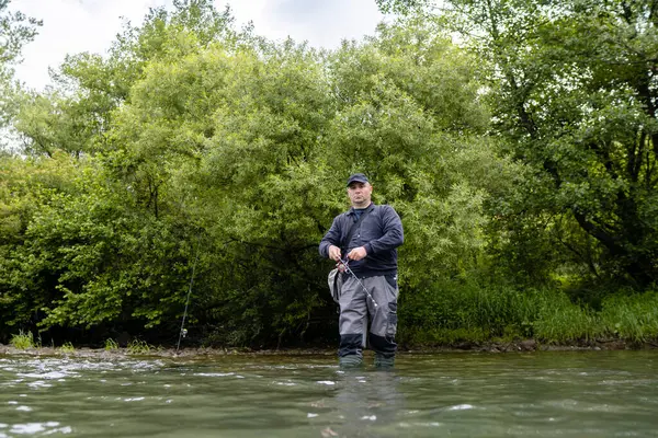 Erkekler nehir kenarında balık tutmayı sever. Hafta sonu etkinliği