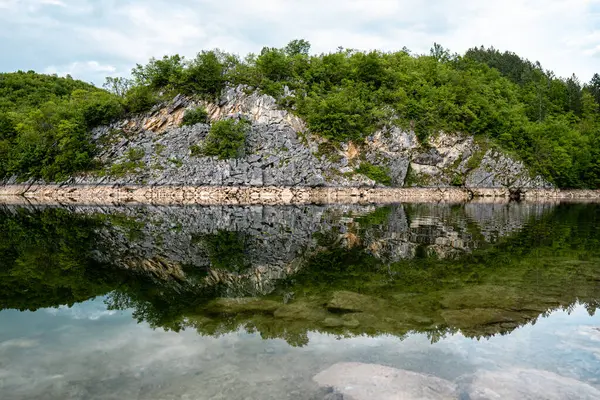 Dağlar ve tatlı su. Manzara fotoğrafı. Sakin sahne