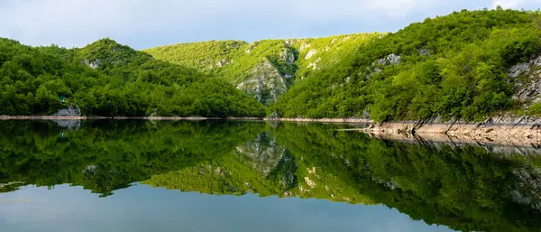 Doğada güzel, huzurlu bir yer. Dağlar, ağaçlar ve tatlı su.