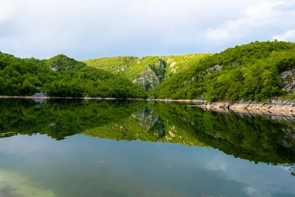 Doğada güzel, huzurlu bir yer. Dağlar, ağaçlar ve tatlı su.