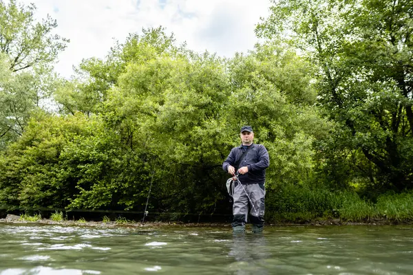 Erkekler nehir kenarında balık tutmayı sever. Hafta sonu etkinliği