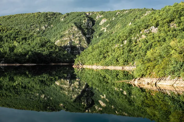 Dağlar ve tatlı su. Manzara fotoğrafı. Sakin sahne