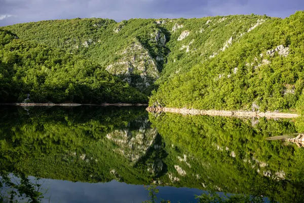 Doğada güzel, huzurlu bir yer. Dağlar, ağaçlar ve tatlı su.