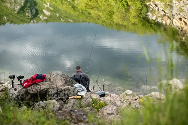 Suyun kenarındaki balıkçılar. Hafta sonu aktiviteleri. Peyzaj fotoğrafı