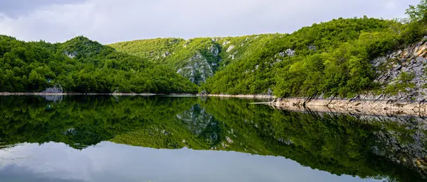 Dağlar ve tatlı su. Manzara fotoğrafı. Sakin sahne