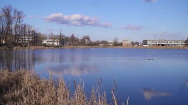 Muhteşem mavi göl Bubanj diğer tarafta sazlıklar ve binalarla çevrili.