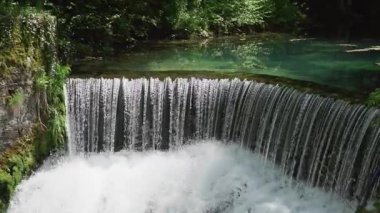 Şelalenin doğadaki görüntüsü Krupajsko vrelo rezervi