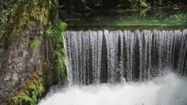 Şelalenin doğadaki görüntüsü Krupajsko vrelo rezervi