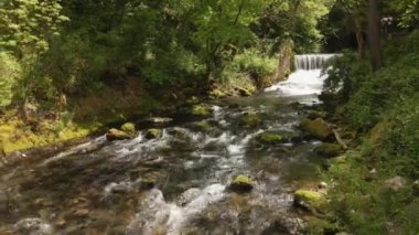 İnsansız hava aracı temiz su akıntısının üzerinde uçar.