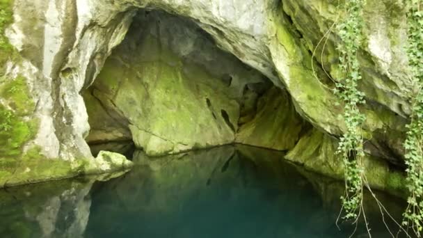 Дрон Пролітає Через Вхід Печеру Над Озером — стокове відео