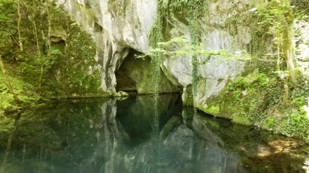 Прихована Печера Краю Невеликого Гірського Ставка — стокове відео